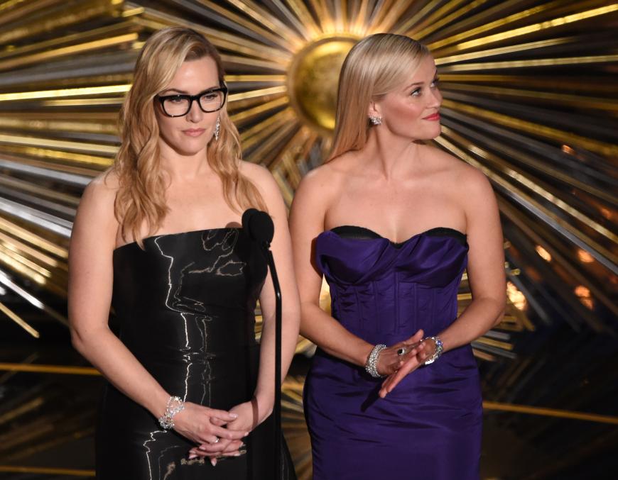 Kate Winslet verzaubert mit dicker Lesebrille bei ihrer Oscar-Ansprache.