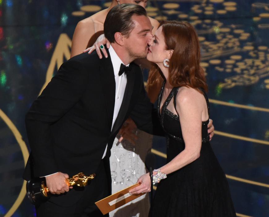 Julianne Moore überreichte Leonardo DiCaprio den Oscar.
