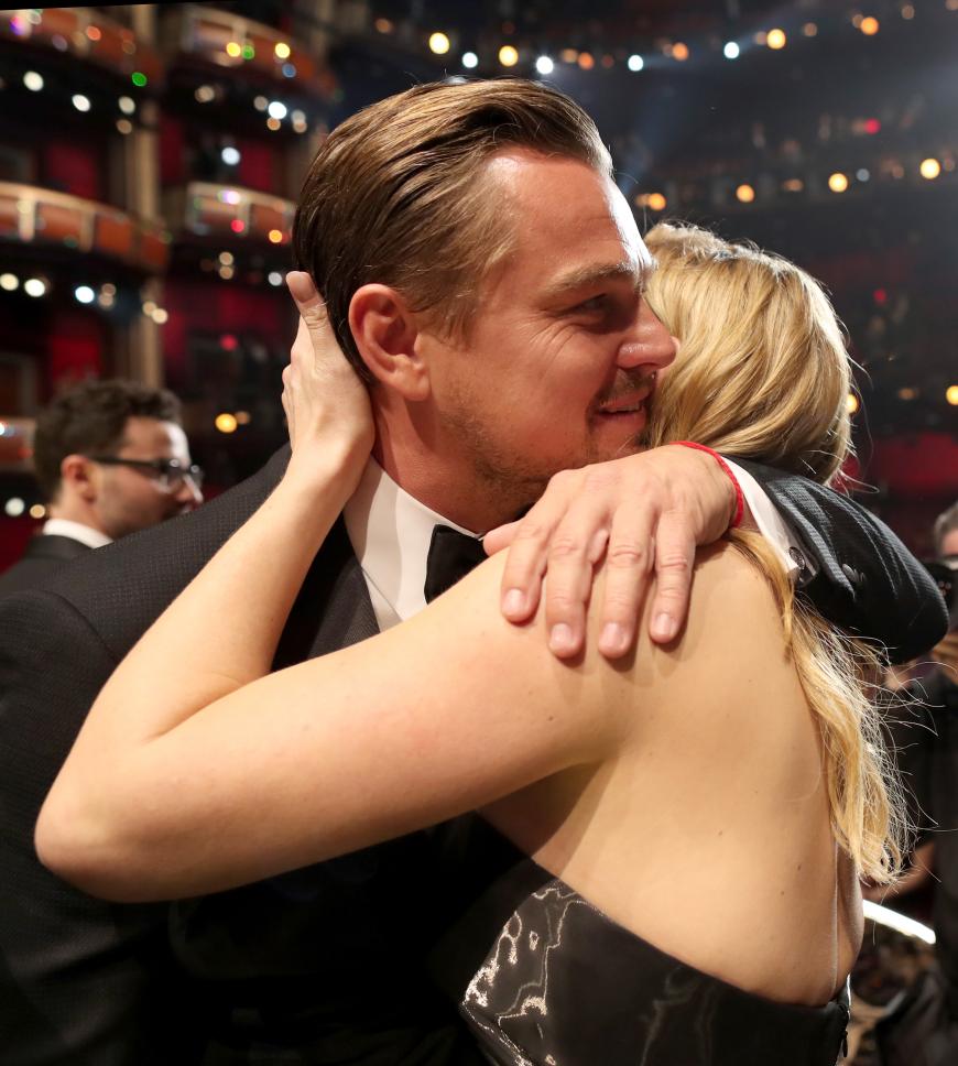 Leonardo DiCaprio wird von Kate Winslet geherzt.