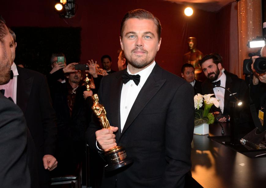 Seinen ersten Oscar lässt Leo DiCaprio so schnell nicht wieder los.