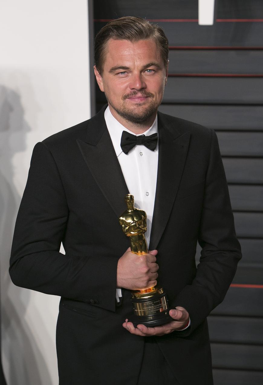 Nach 20 Jahren im Fim-Biz hat er es endlich geschafft: Leonardo DiCaprio hält seinen wohl verdienten und lang ersehnten Oscar in den Händen.