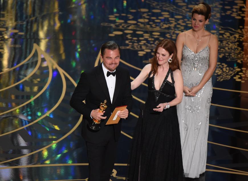 Julianne Moore gratuliert dem Gewinner Leonardo DiCaprio.