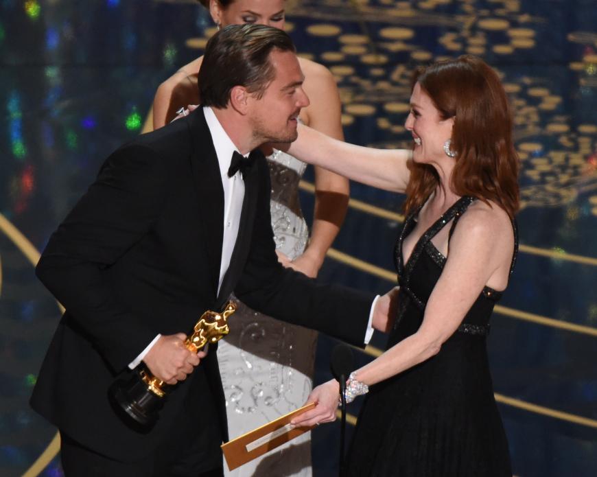 Leonardo DiCaprio bekommt von Julianne Moore seinen 1. Oscar überreicht