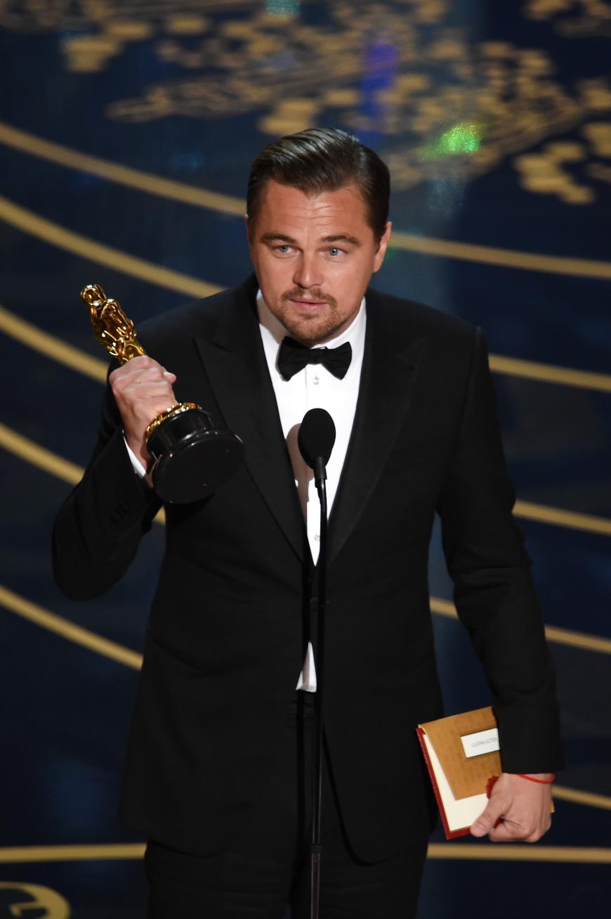 Leonardo DiCaprio hält den Oscar endlich in der Hand.