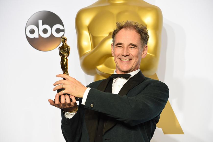 Mark Rylance freut sich über einen Goldjungen in der Kategorie