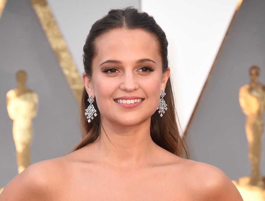 Die schöne Alicia Vikander macht den Half Bun Red Carpet-tauglich.