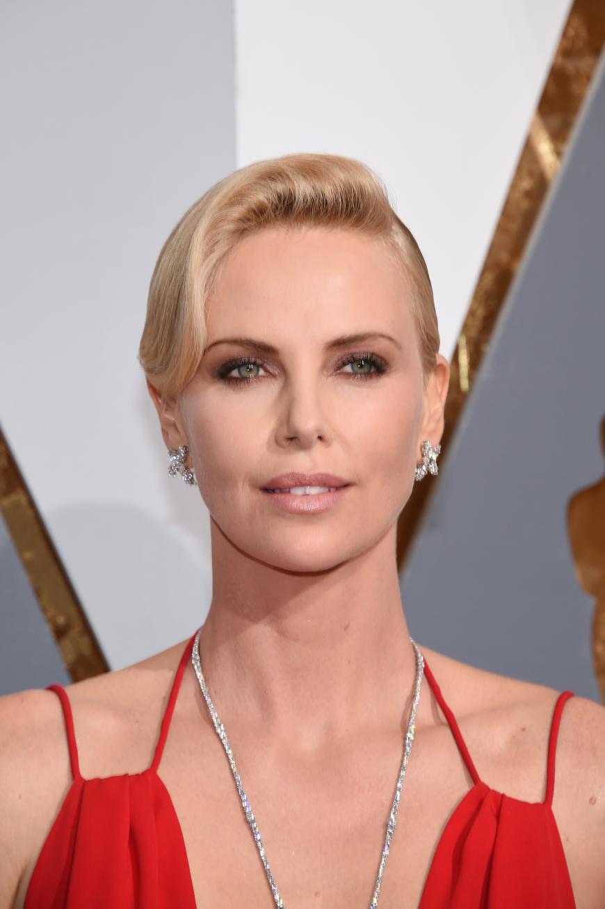 Charlize Theron mit eleganter Fönwelle von vorne...
