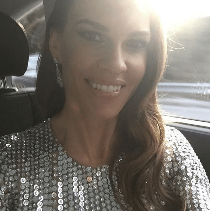 Hilary Swank strahlend schön auf dem Weg zu den Oscars.