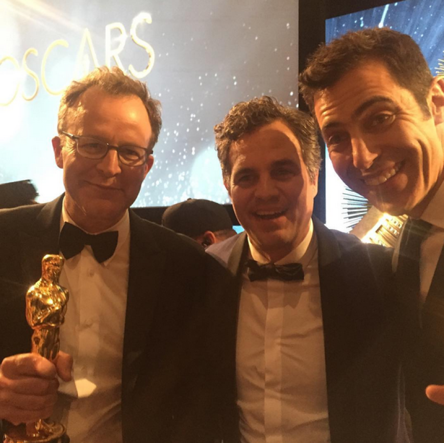 Mark Ruffalo freut sich mit seinen Kollegen.