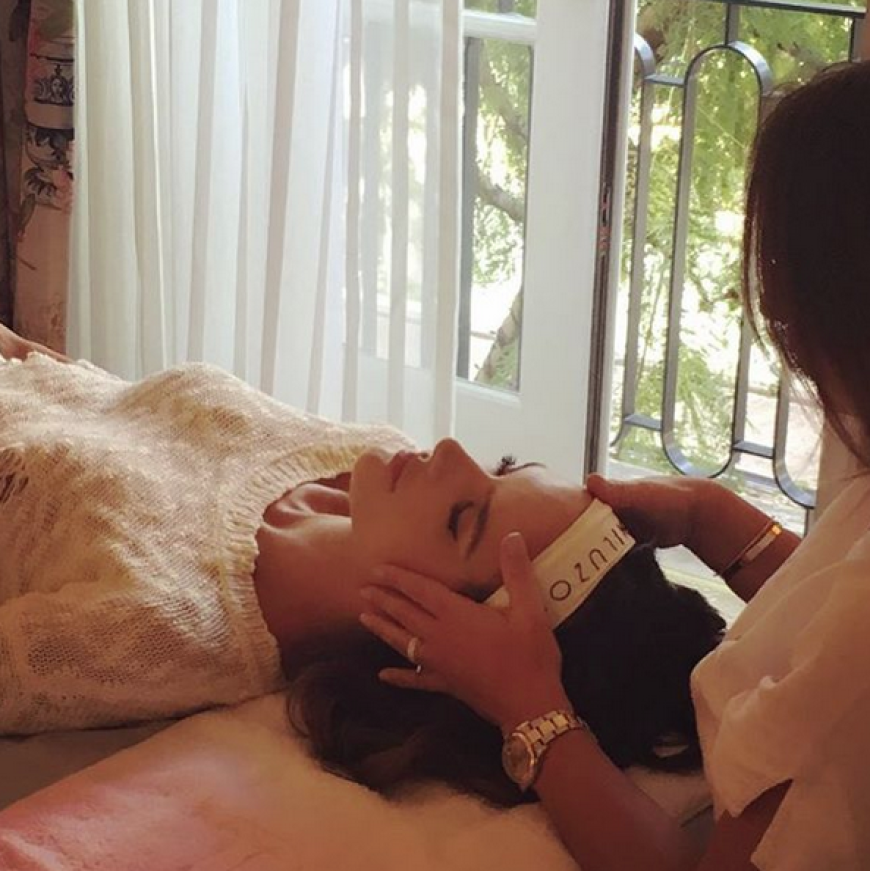 Ein kleines Facial, damit Alessandra Ambrosio auf dem Red Carpet besonders schön strahlt.