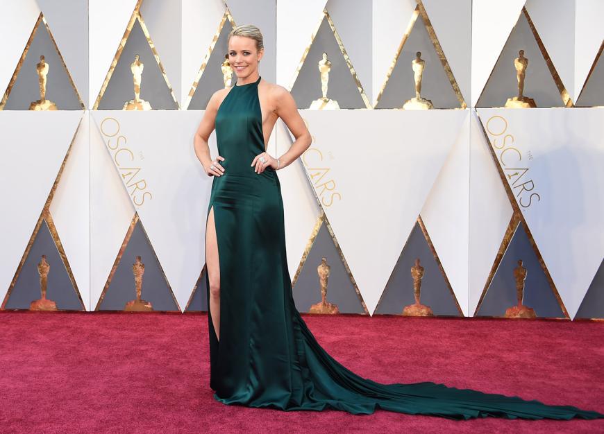 Schlicht und gut: Rachel McAdams in einem tannengrünen Neckholder-Dress mit sexy Schlitz und langer Schleppe von August Getty Atelier.
