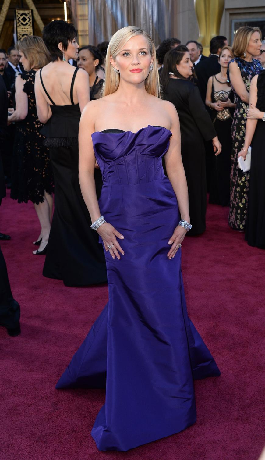 Wie Jennifer Garner wählte auch Reese Witherspoon eine Robe, die vor 20 Jahren passender gewesen wäre.