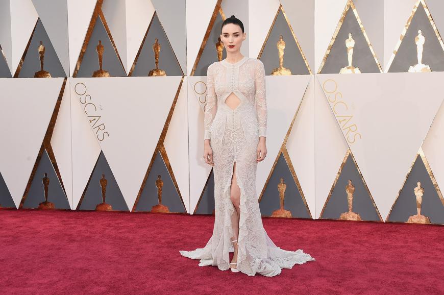 Rooney Mara begeistert uns restlos in ihrem Spitzenkleid mit Cut-out und Beinschlitz von Givenchy Couture.