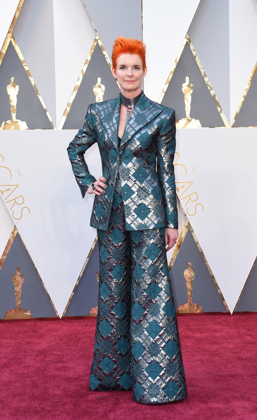 Dass Sandy Powell selbst Kostümbildnerin ist, lässt sich an ihrem Outfit unschwer erkennen. Mit Style hat dieser Hosenanzug allerdings nicht viel zu tun.