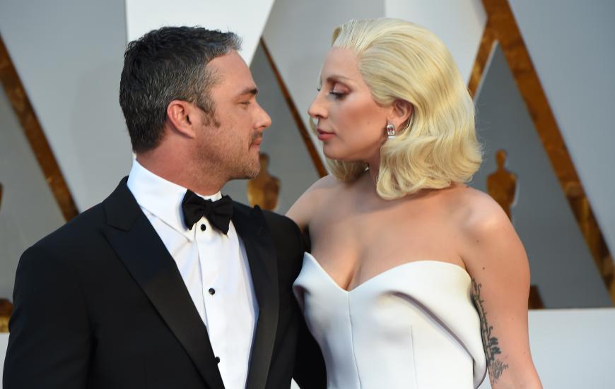Intimer Moment zwischen Lady Gaga und ihrem Verlobten Taylor Kinney.
