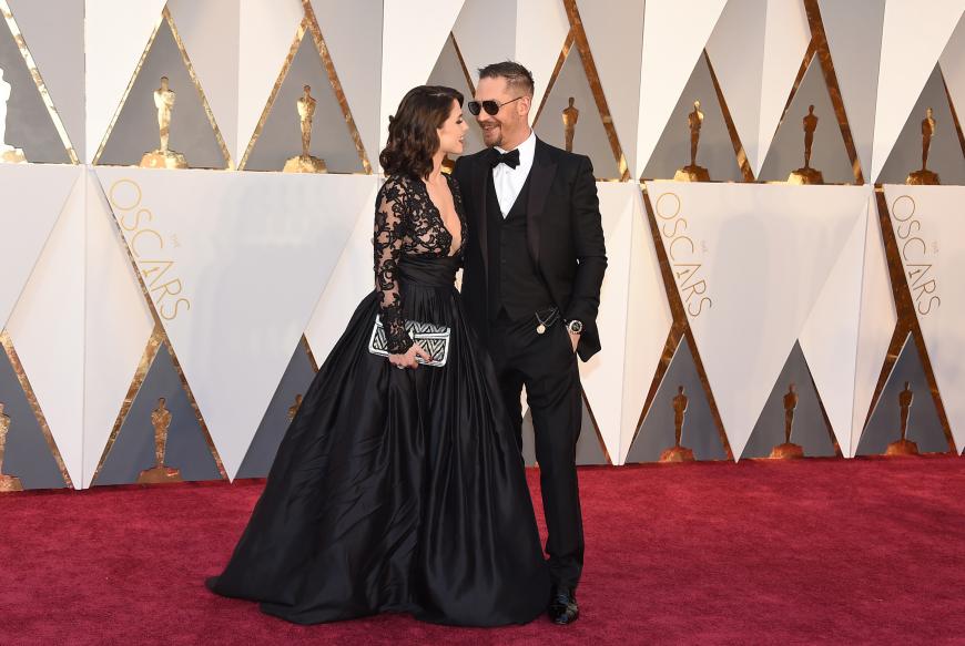 Diesen beiden ist die Liebe auch anzusehen. Tom Hardy und Charlotte Riley, die 2014 heimlich heirateten und ein gemeinsames Kind haben, kuschelten auf dem Red Carpet.