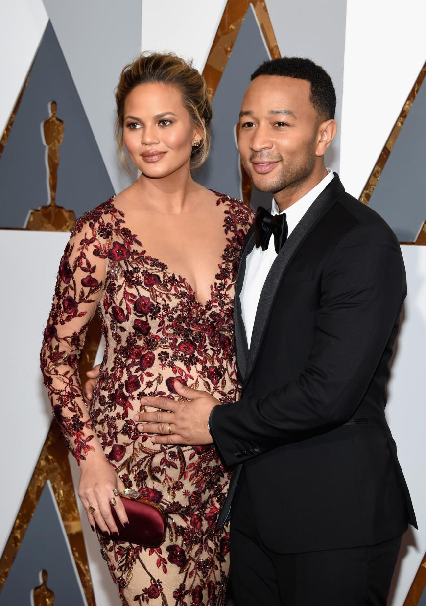 Liebevoll hält der Musiker den wachsenden Babybauch seiner Modelfreundin Chrissy Teigen.