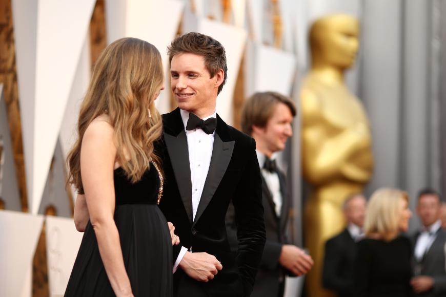 Die beiden, die auch bald ein Kind erwarten, tauschten innige Blicke auf dem Red Carpet der Oscars 2016 aus.