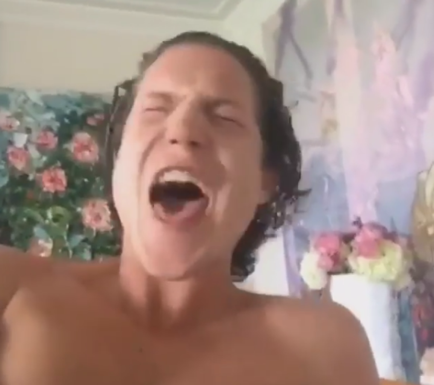 ... voller Inbrunst singt der Kunstliebhaber für die Model-Mama.