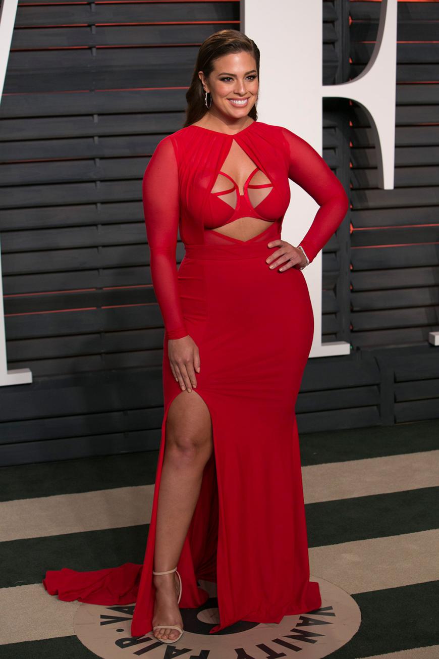 Plus-Size-Model Ashley Graham betonte ihre Kurven in einem hautengen Kleid in Signalrot. Sieht aber auch ein bisschen nach einem Teil aus, das bei Beate Uhse im Laden hängen könnte.