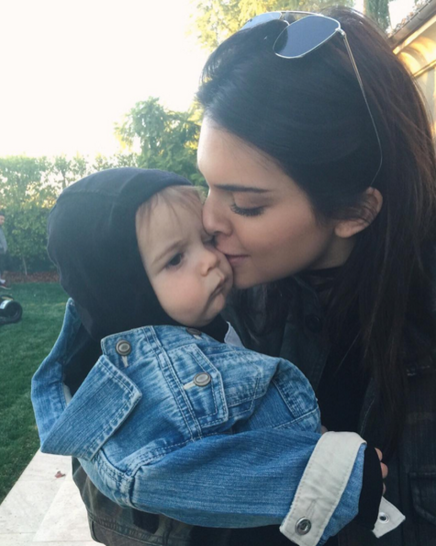 Family Love! - Model Kendall Jenner schmust mit ihrem süßen Neffen Reign.