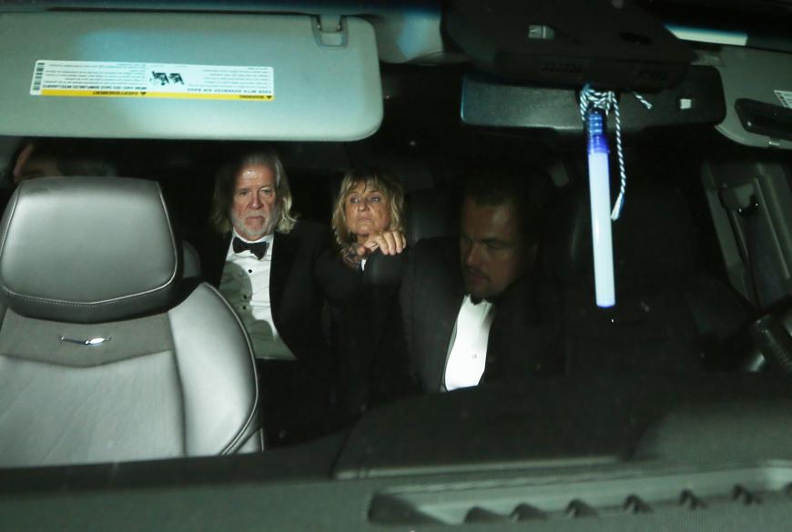 Leonardo DiCaprio (r.) mit Mutter Irmelin (m.) und dessen Freund David Ward (l.) auf dem Weg zum Restaurant Ago in West Hollywood.