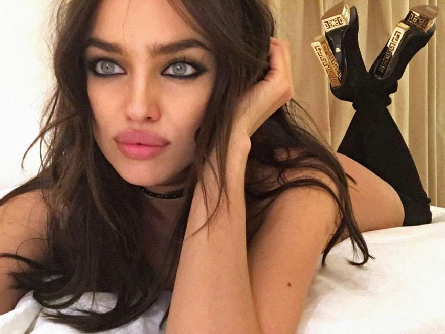 Olálá! Topmodel Irina Shayk räkelt sich lasziv und nur mit ein paar Pumps bekleidet auf ihrem Bett. Was wohl Boyfriend Bradley Cooper zu diesem sexy Anblick sagt?