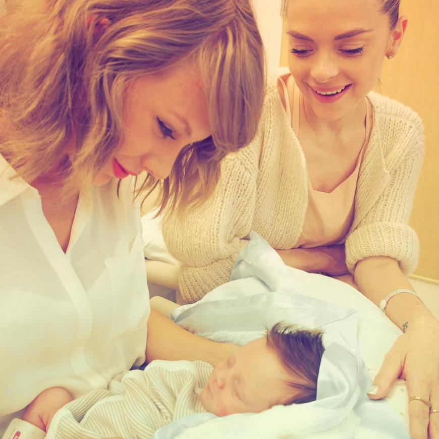 Taylor ist sogar die Patentante von Jaimes zweitem Sohn Leo Thames Newman.