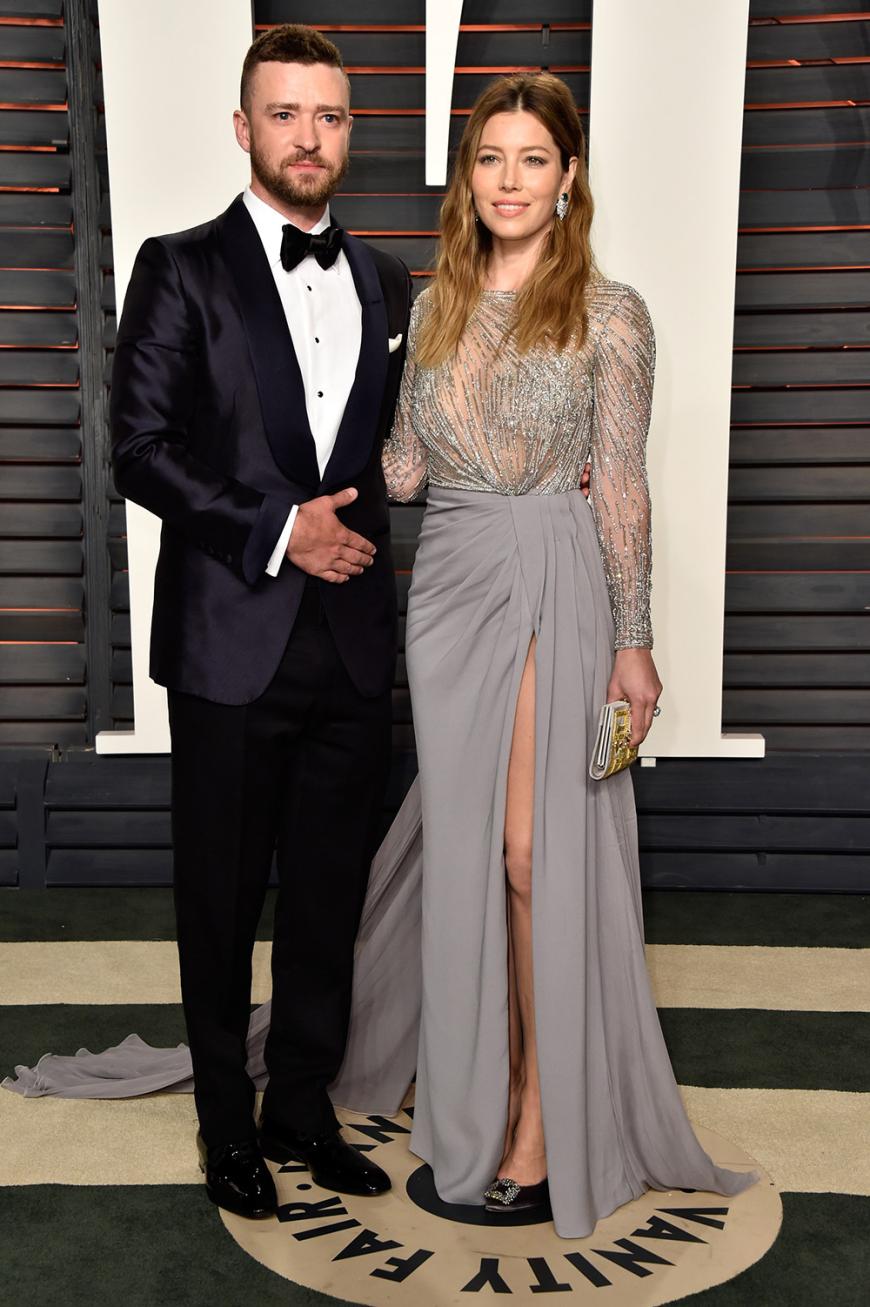 Traummann, Traumfrau, Traumkleid! Justin Timberlake schaut zu Recht stolz drein neben seiner Liebsten, Jessica Biel, in einer Robe mit halbtransparentem Oberteil und sexy drapiertem Rock. Einzig die schwarzen Pumps mit Schnalle finden wir dazu unpassend.