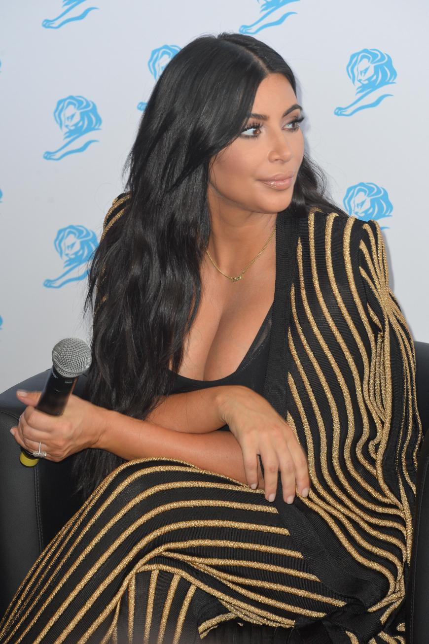 Kim Kardashian brach nun endlich ihr Schweigen und äußerte sich erstmals zu den Twitter-Ausrastern von Ehemann Kanye West.