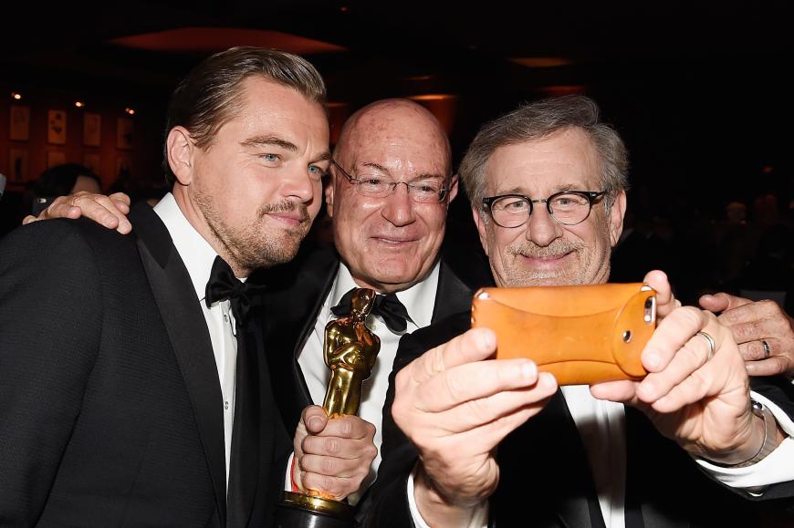 Cheese! Leonardo DiCaprio posiert mit Steven Spielberg für ein Selfie.