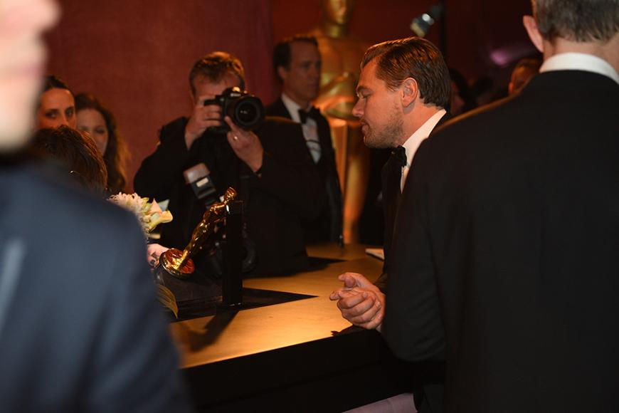 Leonardo DiCaprios Oscar wurde direkt nach der Verleihung mit seiner Namensplakette versehen.