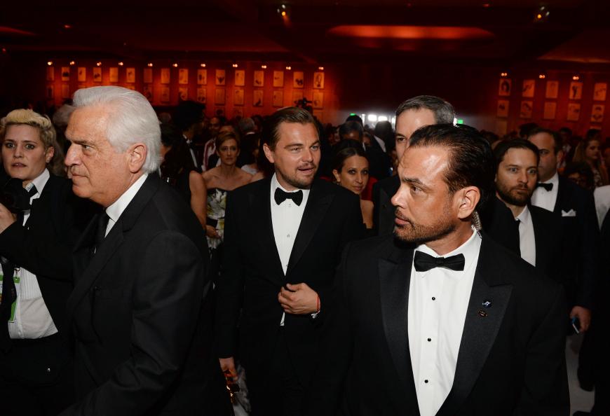 Leonardo DiCaprio mit Freund Tobey Maguire (r.) und seiner Frau Jennifer Meyer (m.) beim „Governors Ball“
