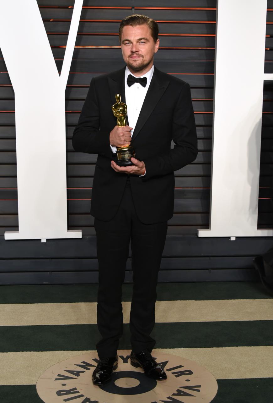 Leonardo DiCaprio posiert mit Oscar bei der