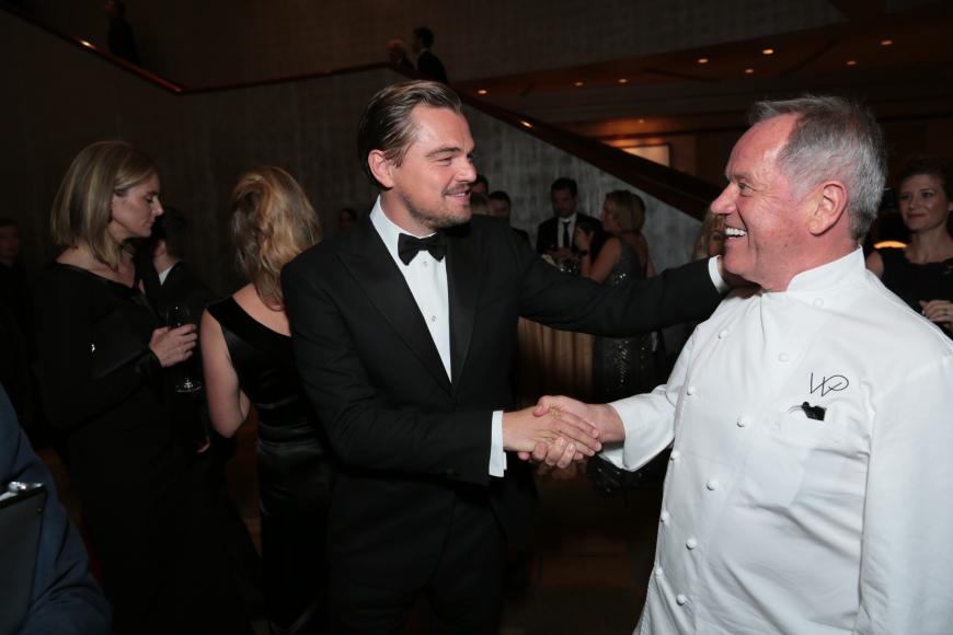 Starkoch Wolfgang Puck gratuliert dem Oscar-Gewinner.