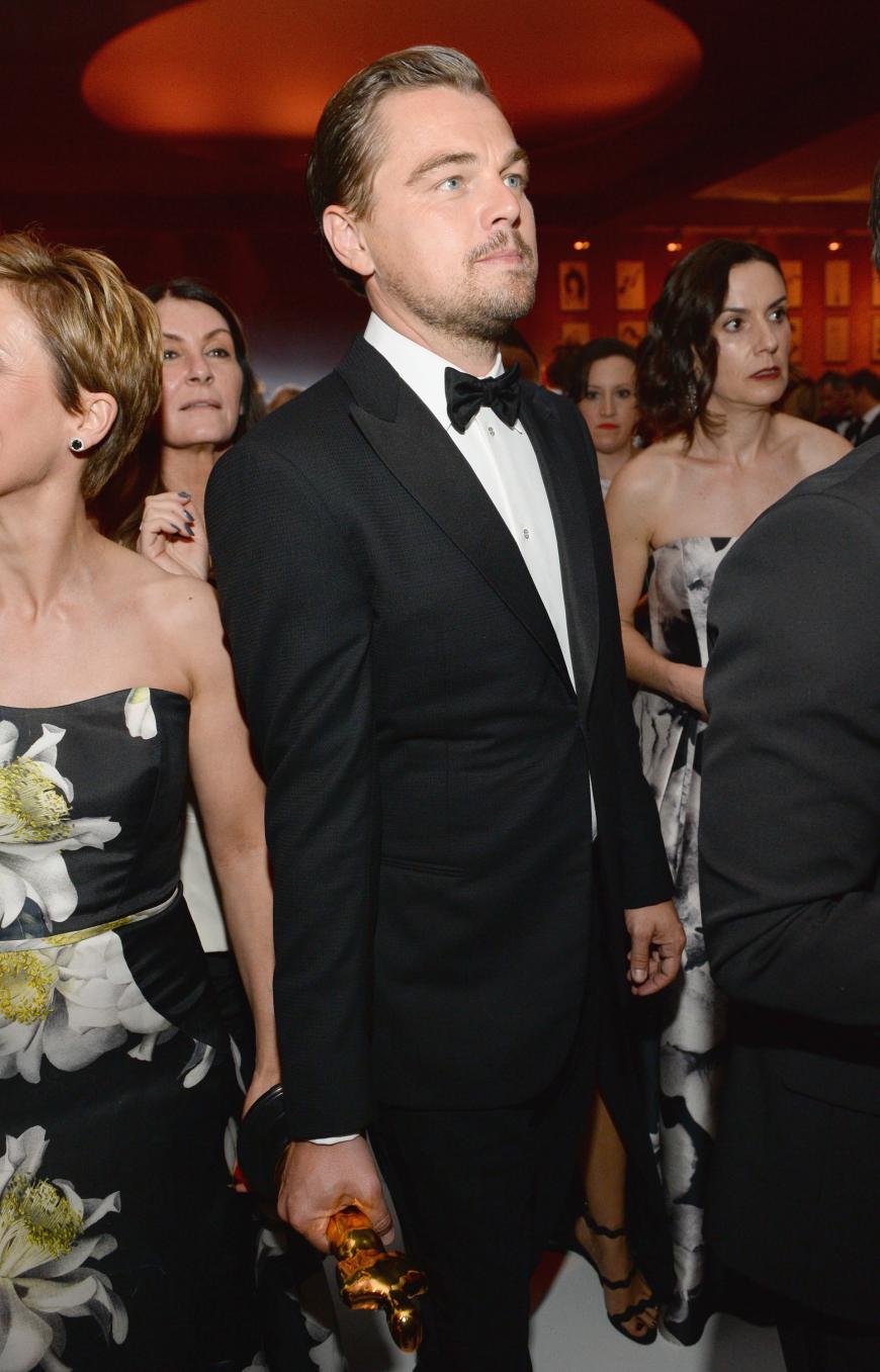 Leonardo DiCaprio bahnt sich mit Oscar in der Hand den Weg durch die Massen.