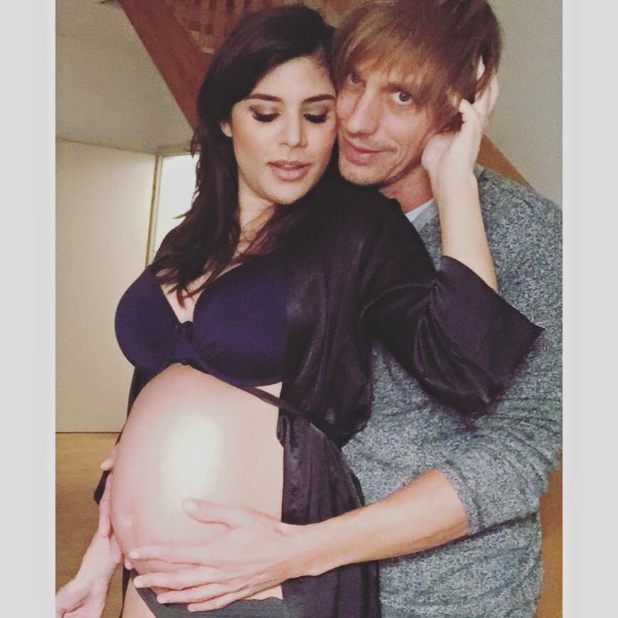 Das TV-Sternchen hatte immer wieder Schnappschüsse von ihrem wachsenden Babybauch auf Facebook gepostet.