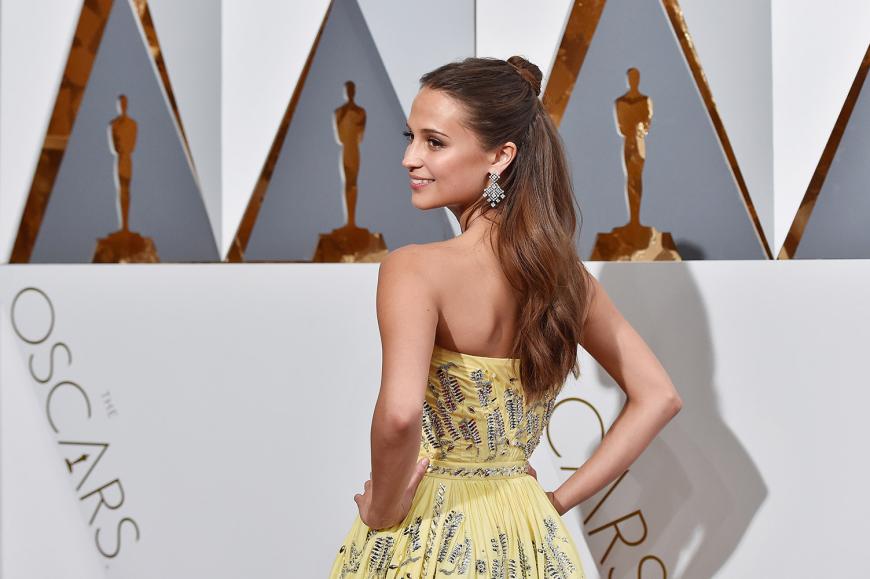 So simpel und so schön: Oscar-Preisträgerin Alicia Vikander trägt ihr langes, haselnussbraunes Haar in einem Halb-Dutt.