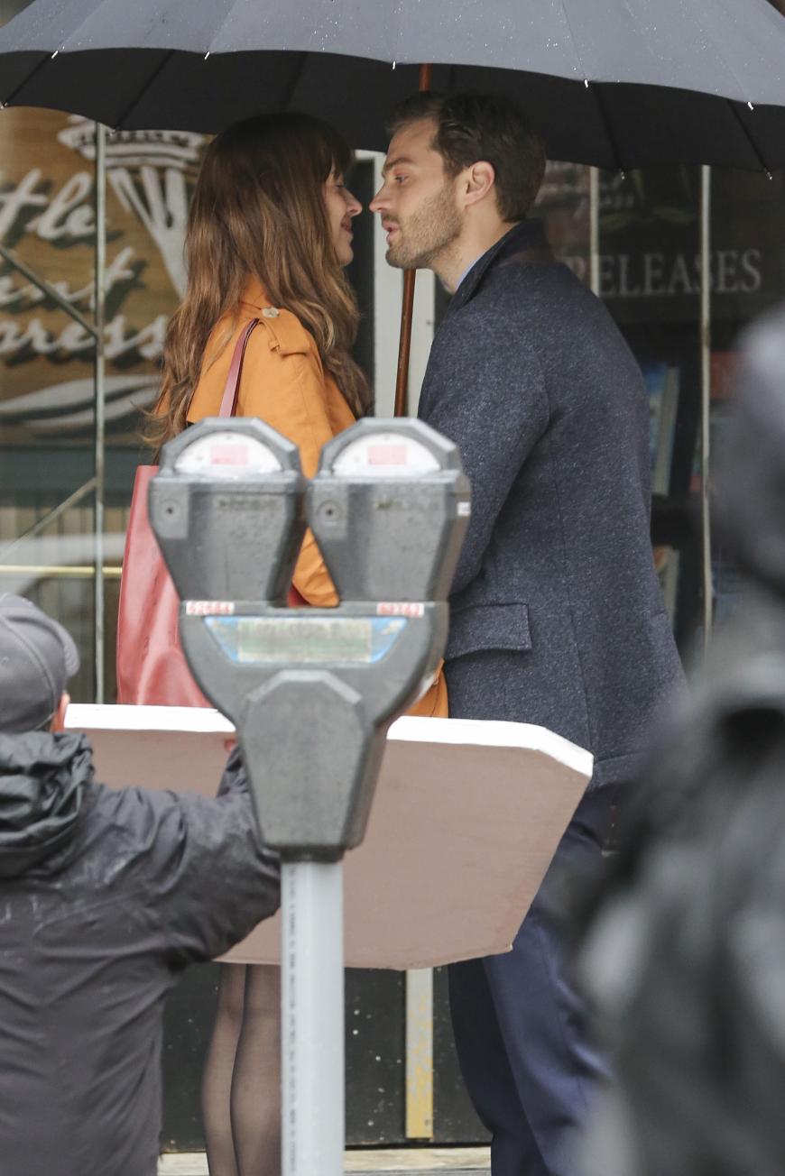 Dakota Johnson und Jamie Dornan kommen sich am Set näher ...