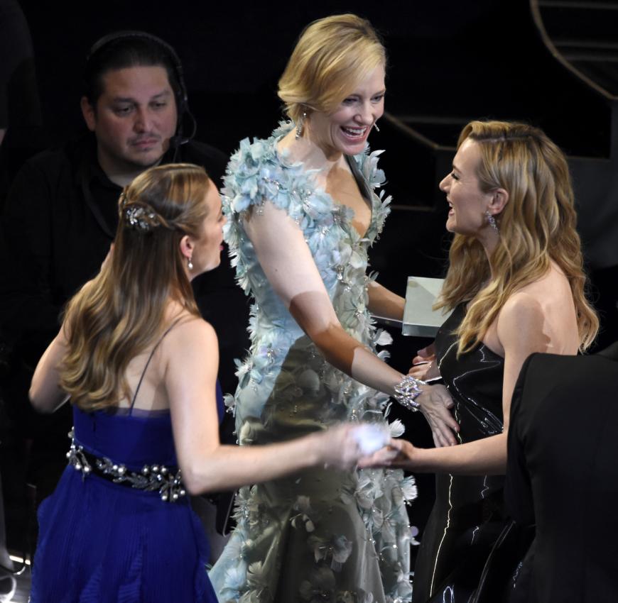 Dieses Foto von der Oscar-Verleihung sorgte für Spekulationen: Cate Blanchett tätschelte Kate Winslet freudestrahlend den Bauch.