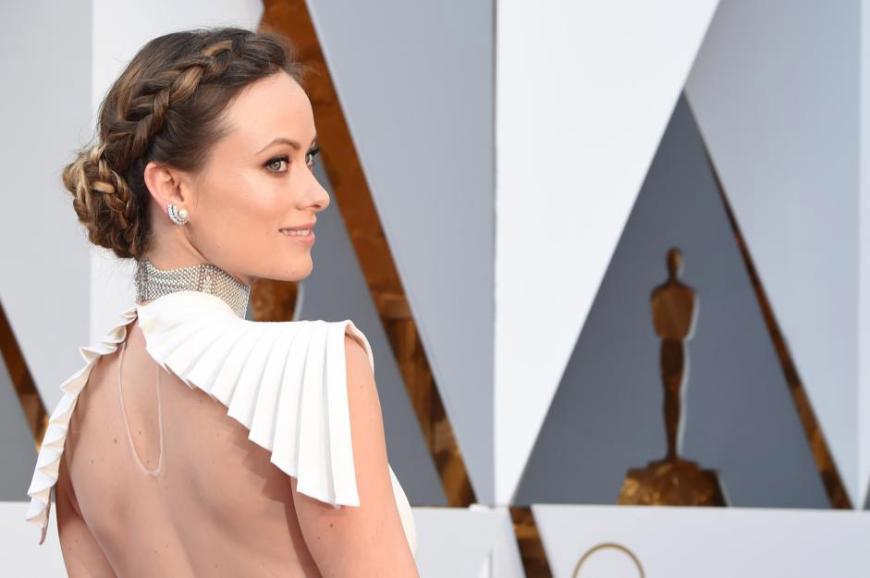 Nicht nur das Valentino-Kleid von Olivia Wilde bei den Oscars im Februar 2016 würden wir uns gern für unsere Hochzeit ausleihen, auch ihre Frisur war traumhaft schön.
