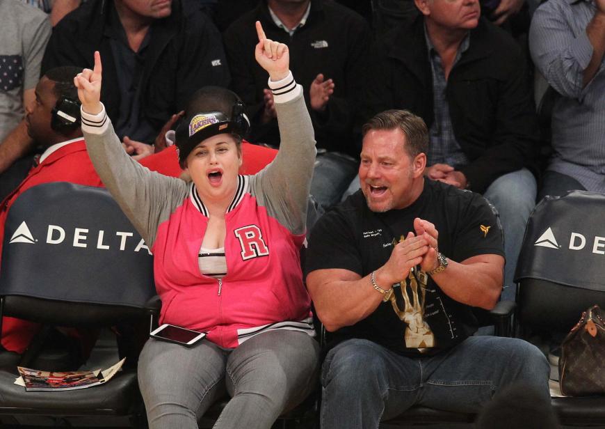 Rebel Wilson ist am Spielfeldrand beim Spiel der Lakers gegen die Brooklyn Nets nicht mehr zu halten. Go!
