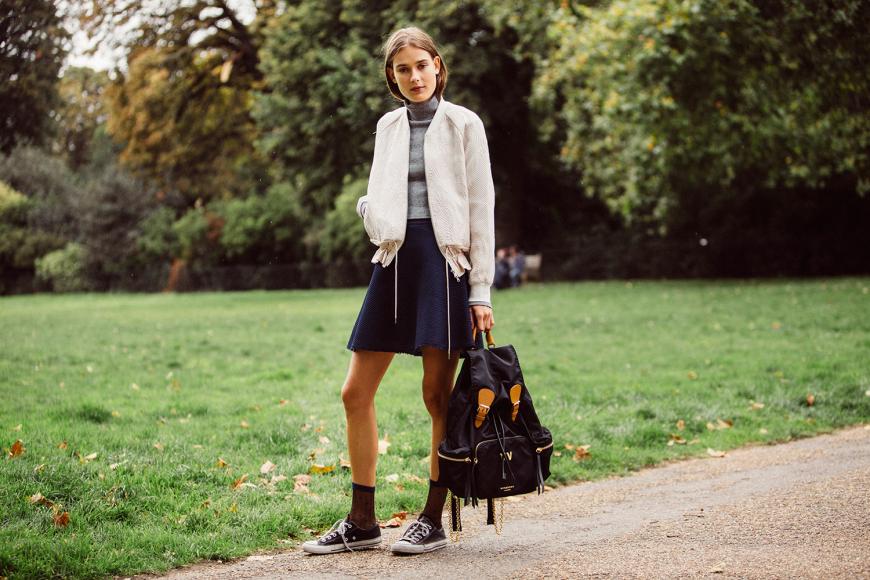Auch das holländische Model Vera van Erp setzt das It-Piece passend zum Outfit ein.