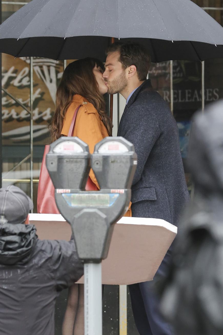 ... bis sich ihre Lippen zum innigen Kuss vereinen. Anschließend spazieren die beiden die Straße entlang und „Anastasia“ überreicht „Mr. Grey“ ein Geschenk.