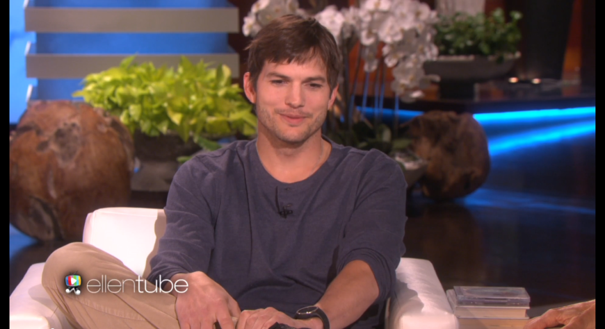 Ashton Kutcher ist bei seinem Besuch bei Ellen DeGeneres in Plauderlaune.