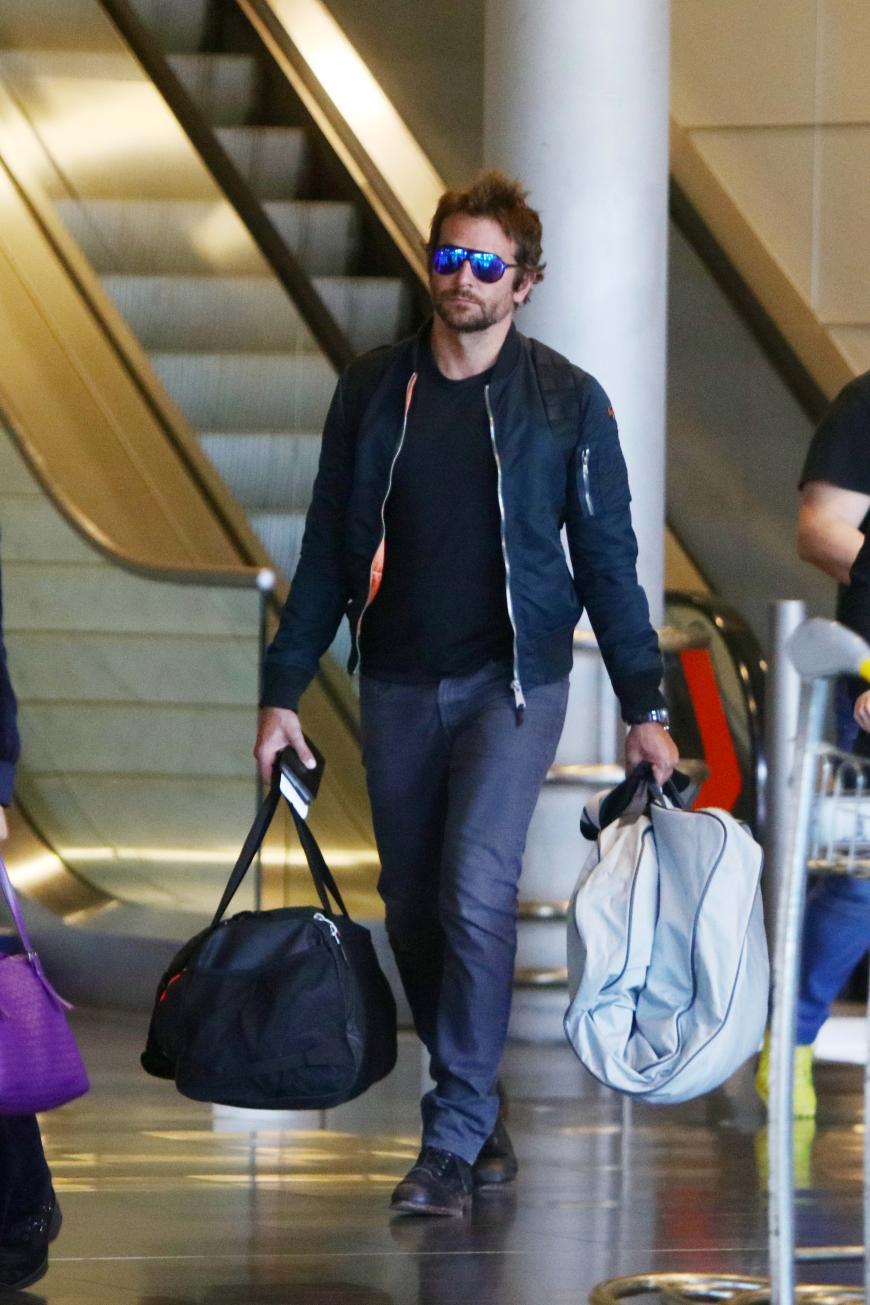 Bradley Cooper reist mit Style nach Paris und wird standesgemäß von einer Polizei-Eskorte abgeholt.