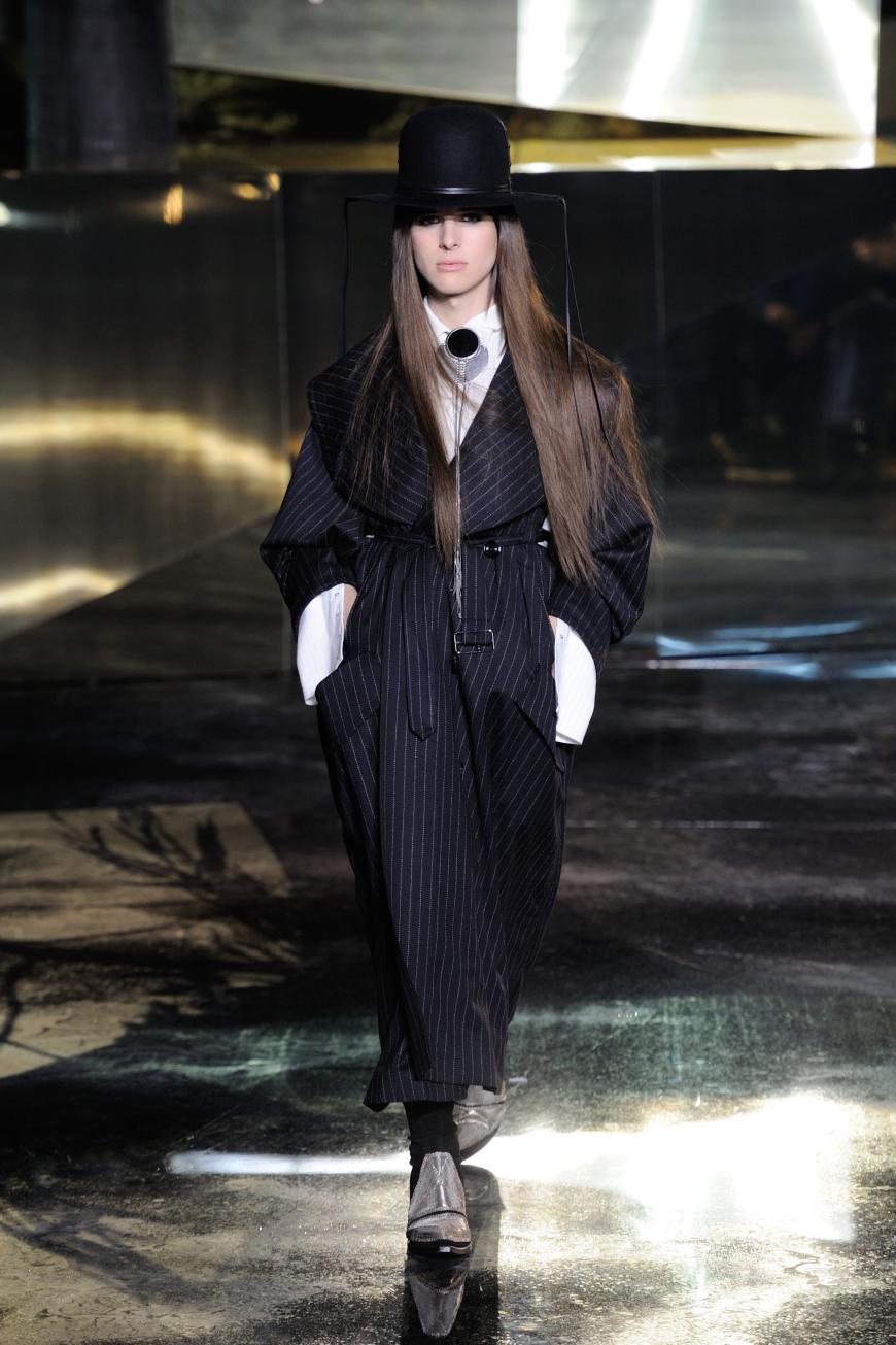 Oversize Nadelstreifenmantel, dazu silber glänzende Ankle Boots