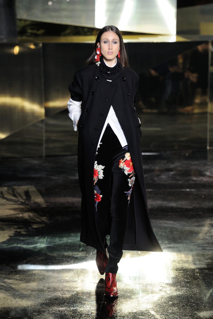 Schwarze Samthose mit Blumenapplikationen zu schwarzem Maxi-Mantel