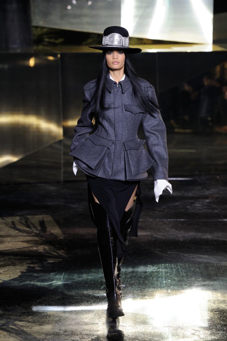 Kurze Wolljacke mit Taschenapplikationen zu Overkneeboots und hoch geschlitztem Samtrock