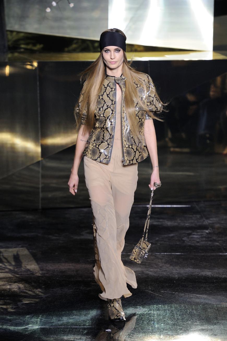 Lederjacke im Snakeskin-Look zum flatternden Jumpsuit in Nude